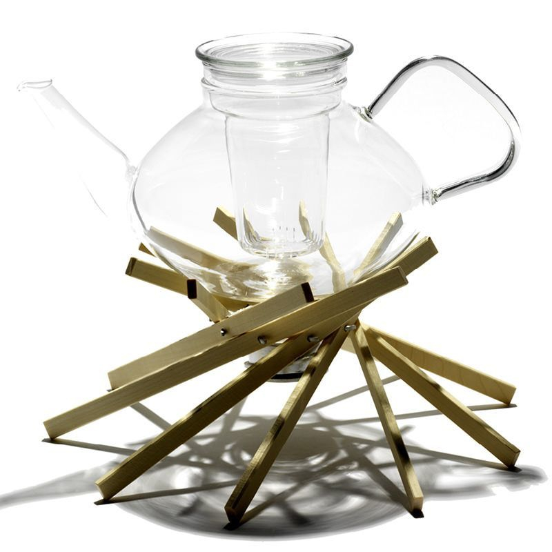 Klares Keep'ot! Stövchen Einzelstück mit Teekanne auf einem Holzgestell, ideal für Teeliebhaber.