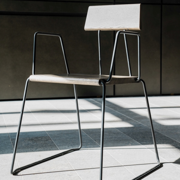 D:006 Stuhl mit Armlehnen von Fuchs & Habicht, Holz und Metall, modernes Design.