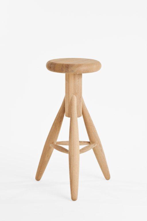 Artek Rocket Barhocker EA001 aus hellem Holz, minimalistisches Design mit drei Beinen und runder Sitzfläche.