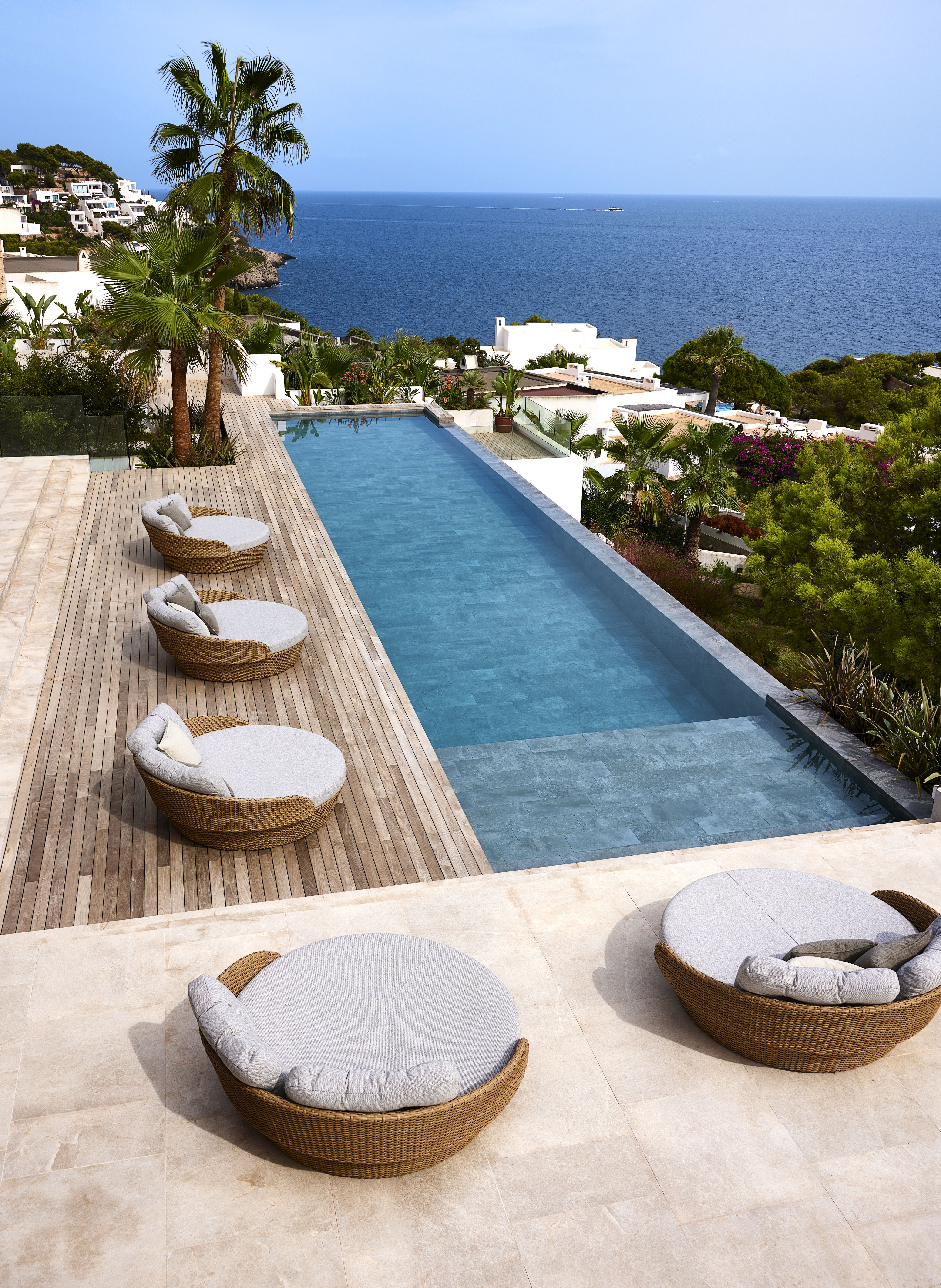 Ocean Daybed von Cane-Line am Pool: Rattan Gartenmöbel für entspannte Stunden im Freien.