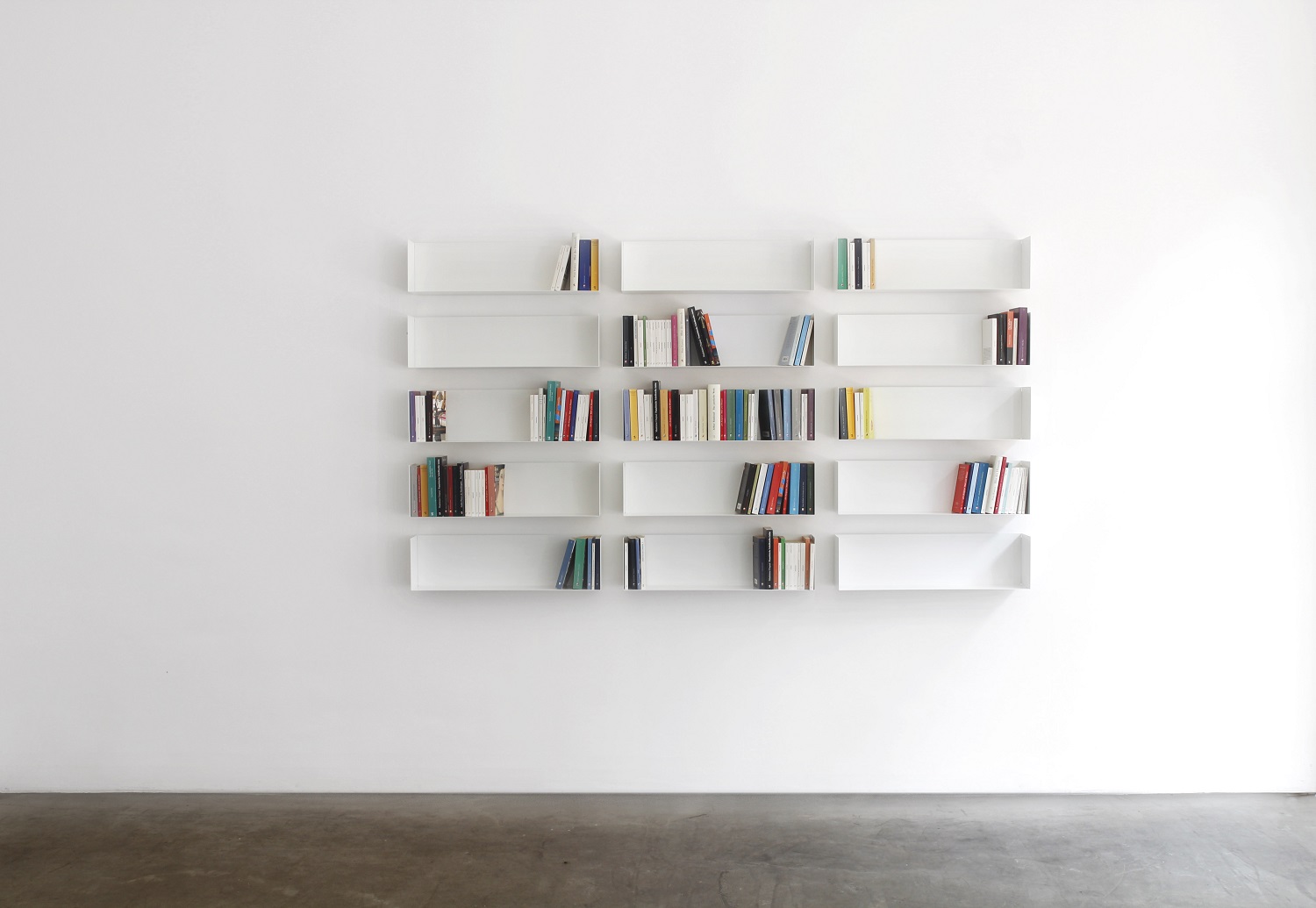 Taschenbuchregal a Linea1 by Müller Möbelwerkstätten