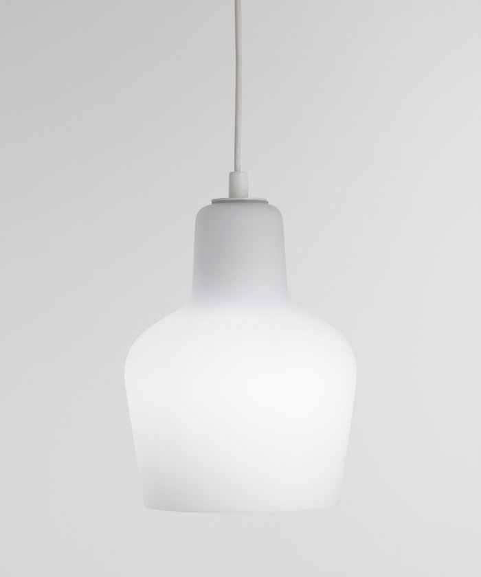 Weiße A440 Hängeleuchte von Artek mit sanftem Lichtschein vor neutralem Hintergrund. Design Lampe für Wohnräume.