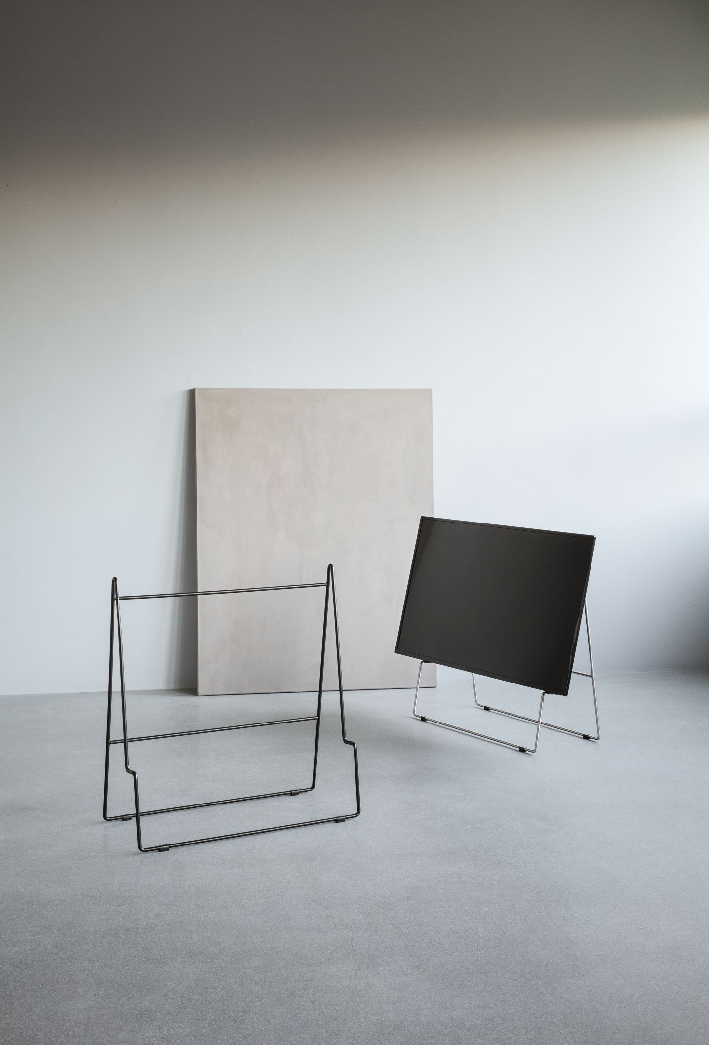 Schwarzer Carry TV-Ständer von Eva Solo: Minimalistisches Design für moderne Wohnzimmer. TV Möbel und Zubehör.