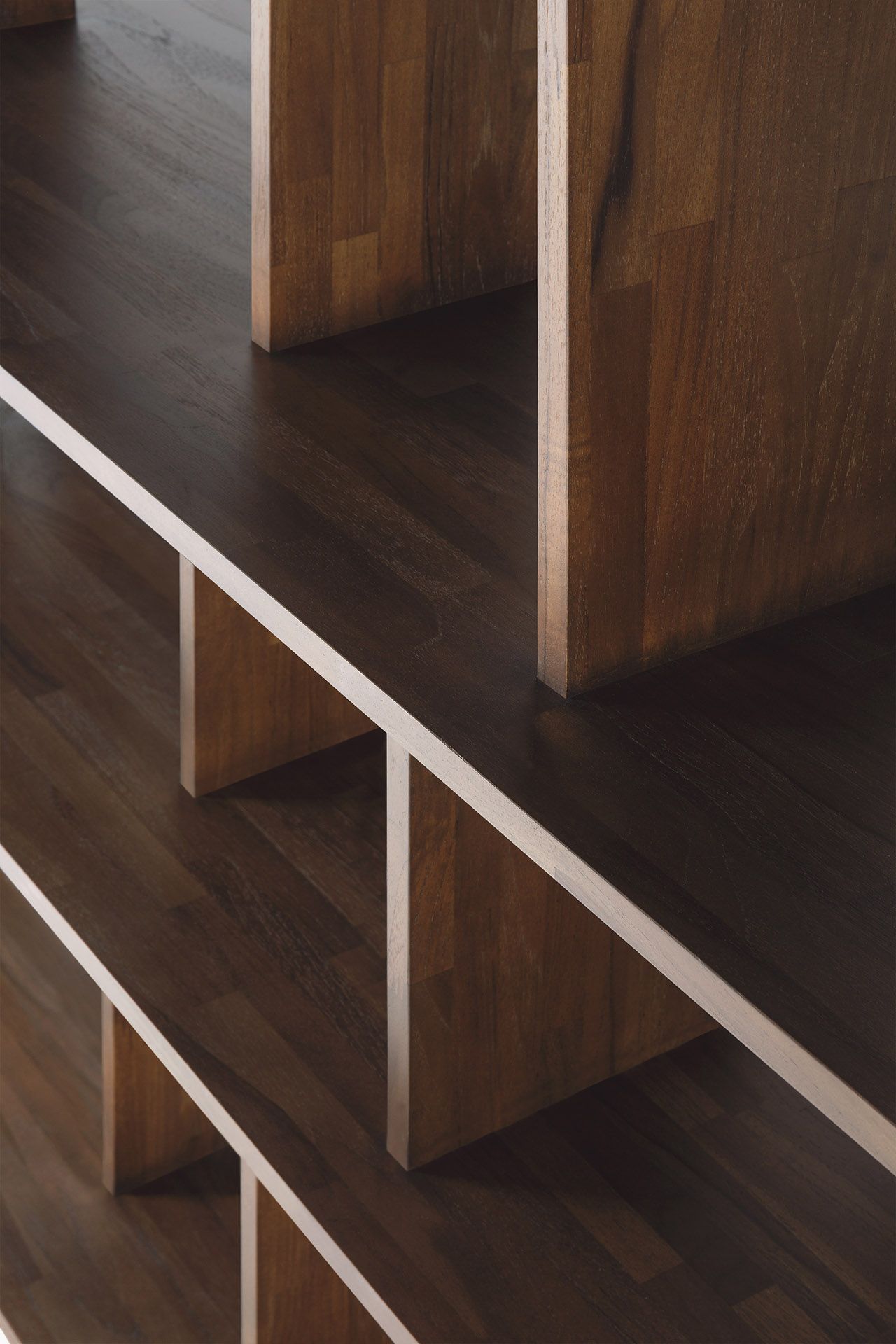 Detailaufnahme des Ethnicraft Irregular Regals aus dunklem Teakholz, zeigt die Holzstruktur und Fächer.