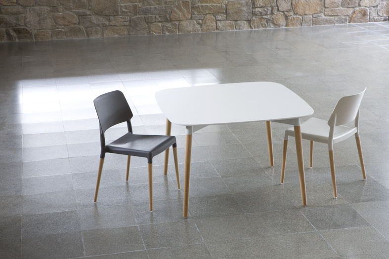 Weißer Belloch Esstisch von Santa & Cole mit Holzbeinen und zwei Stühlen. Moderner Küchentisch.