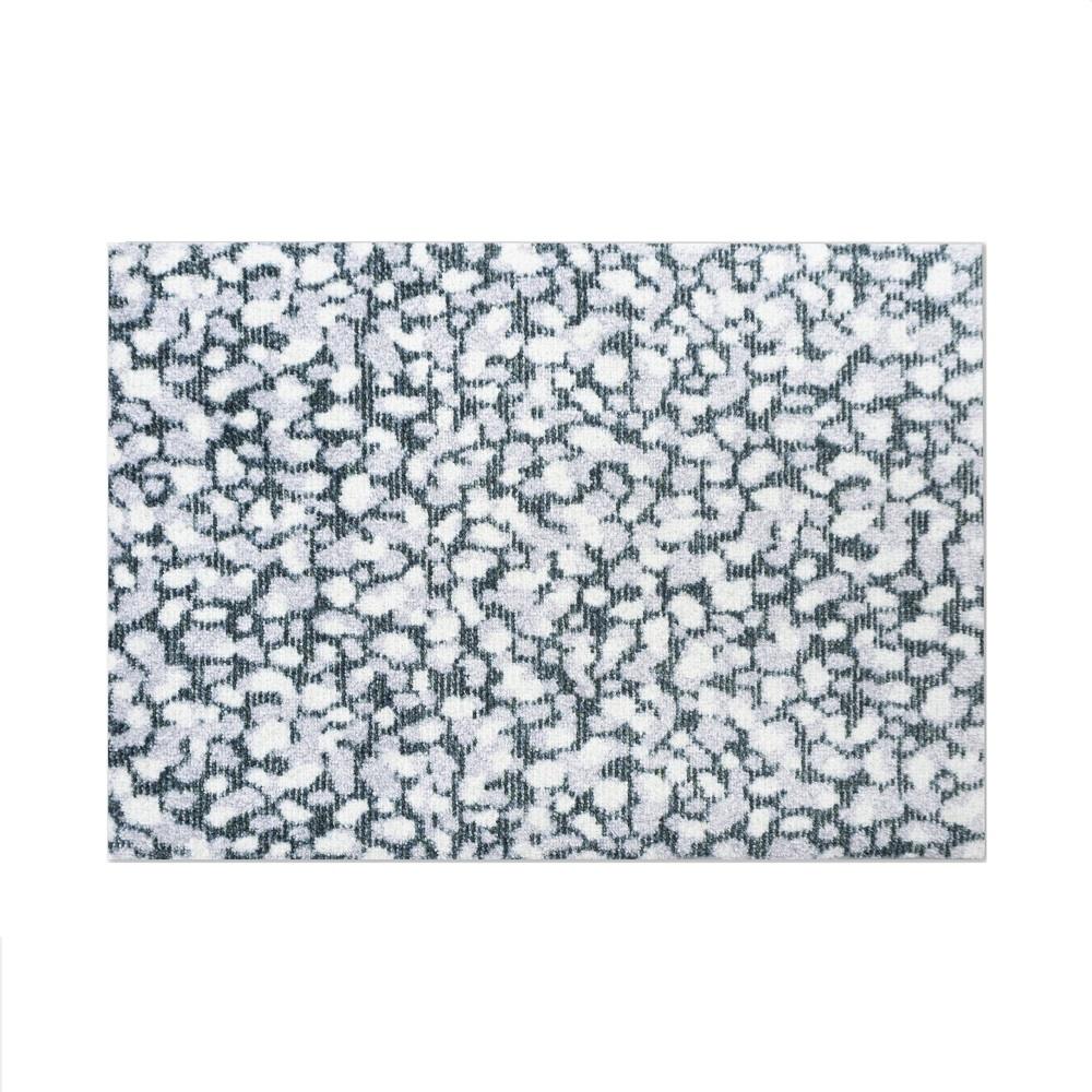 Heymat Grain Fußmatte mit abstraktem Granit-Muster in Grau und Weiß für den Innenbereich.