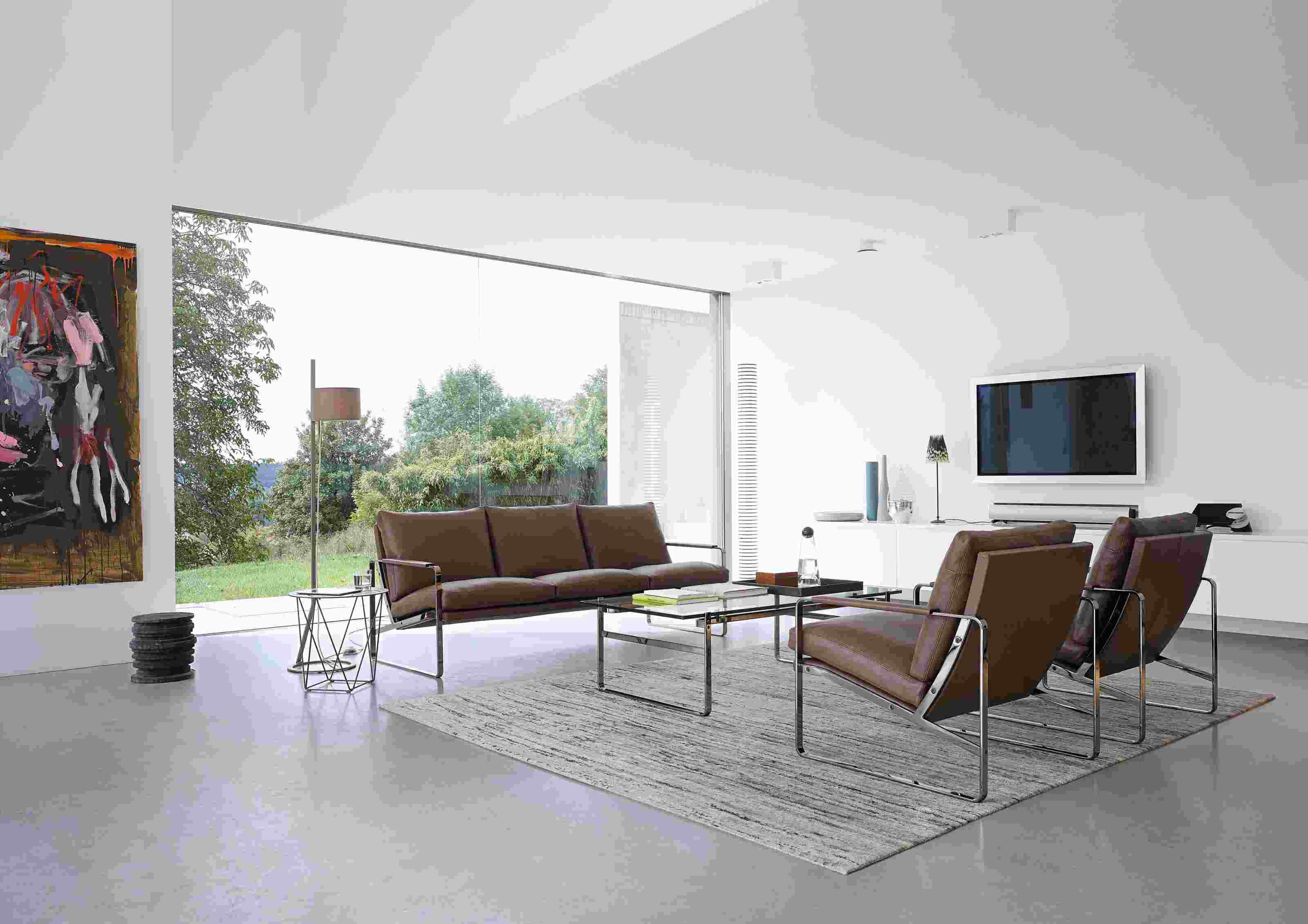 Helles Wohnzimmer mit braunem 710 Fabricius Sofa und Ledersesseln von Walter Knoll.