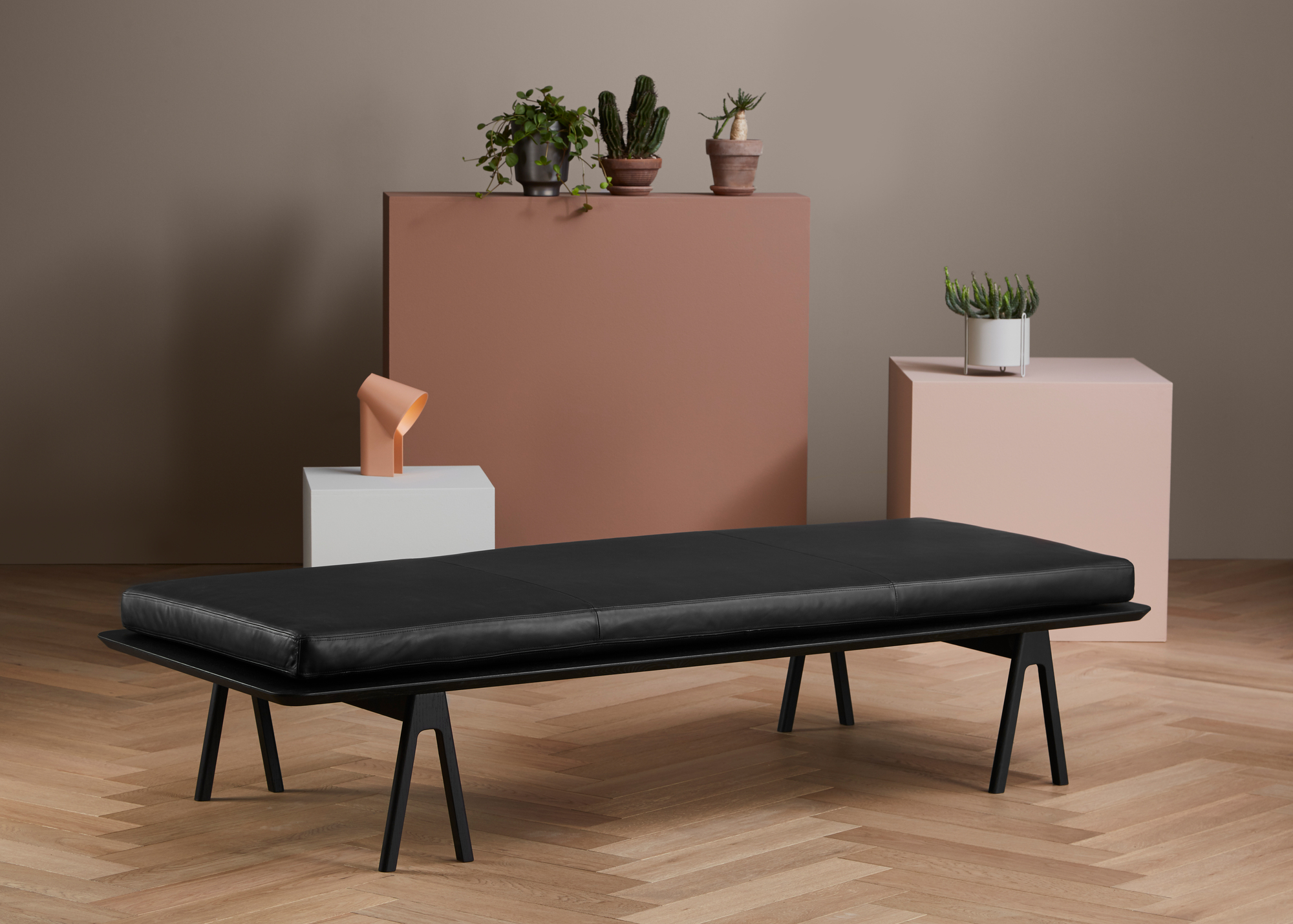 Level Daybed Liege von Woud, schwarz-weiß, moderne Liegebank mit Lederpolster und Holzgestell.