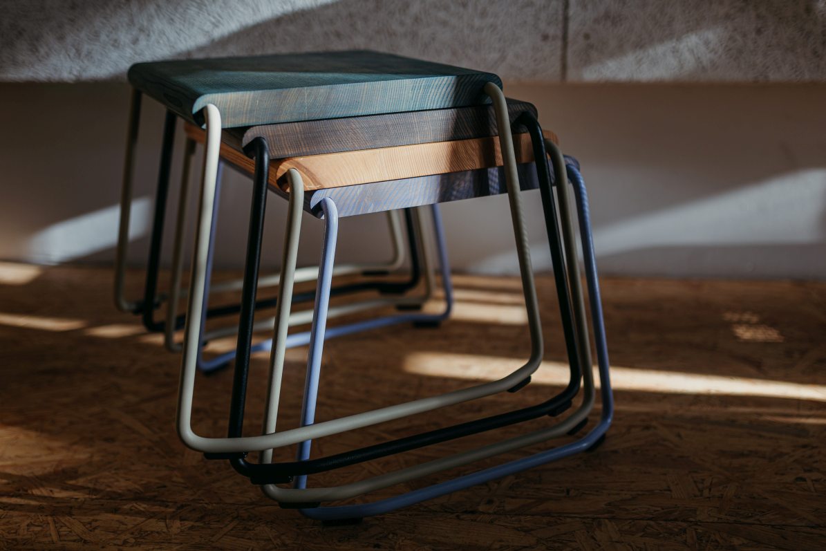 Drei gestapelte D:002 Beistelltische von Fuchs & Habicht in verschiedenen Farben und Materialien.