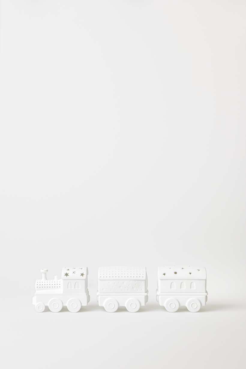 Weißes LED Lichtzug Set mit Rädern, dekorative Kinderzimmerbeleuchtung mit Sternenmuster.