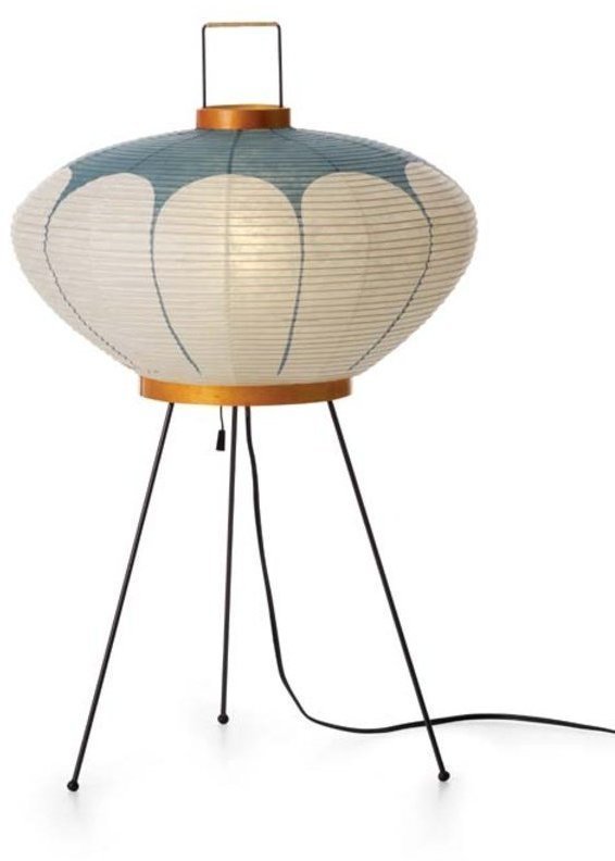 Akari Tischleuchte mit Papierlampenschirm und schwarzem Dreibein-Gestell für stimmungsvolle Beleuchtung im Wohnraum.