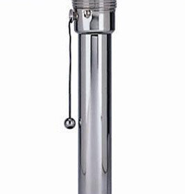 Detailaufnahme der verchromten Säule der WA 23 SW Wagenfeld Tischleuchte von Tecnolumen mit Zugschnur.