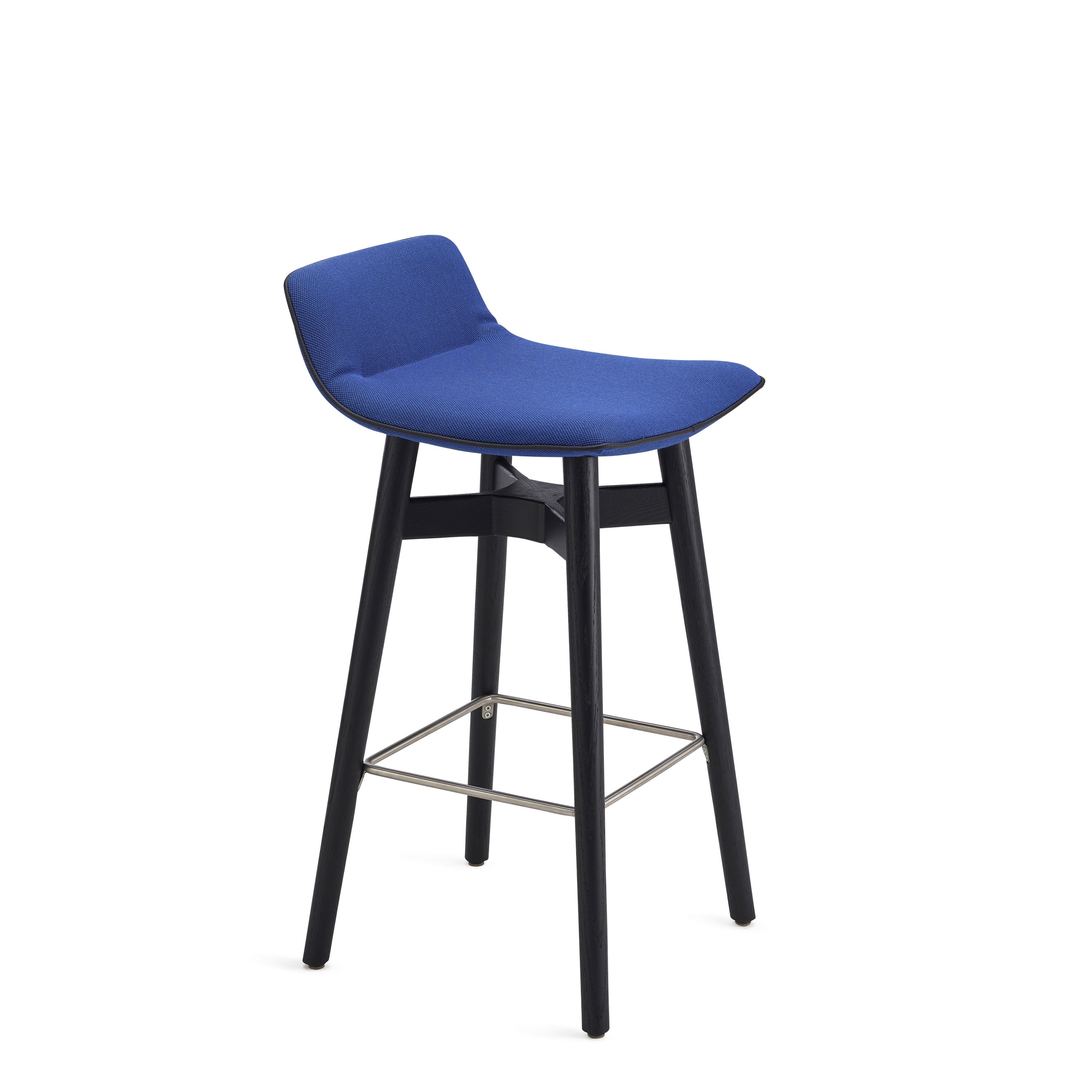 Amelie Thekenhocker mit niedriger Rückenlehne, blauem Stoffbezug und schwarzem Holzgestell. Barhocker für Küche und Bar.