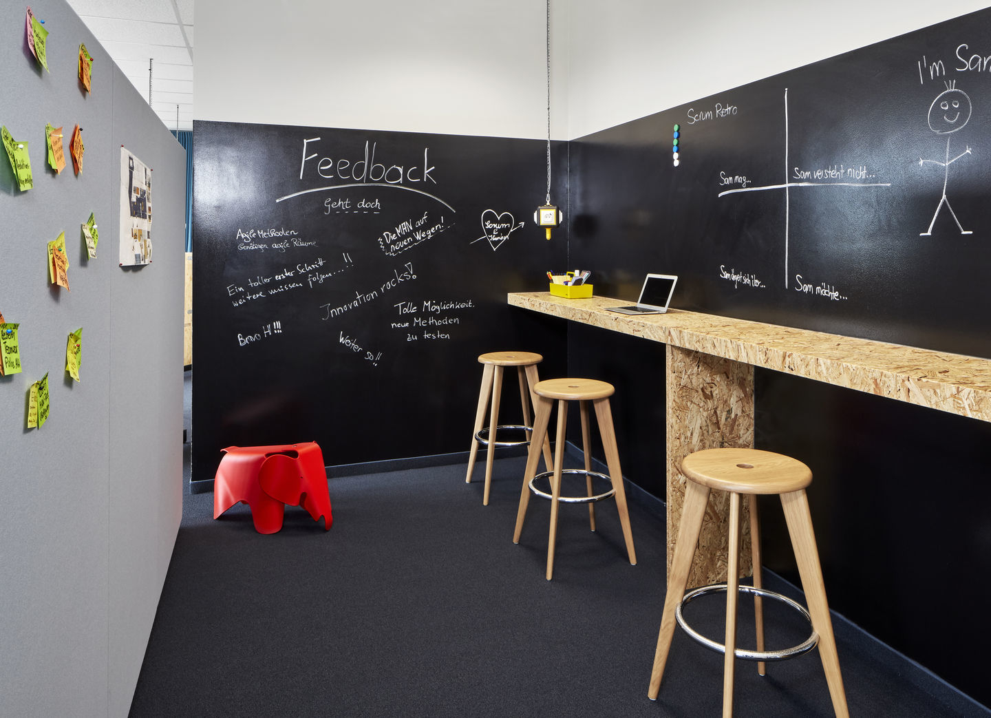 Drei Barhocker aus Eiche natur vor einer Tafel mit Notizen. Barstuhl Design.