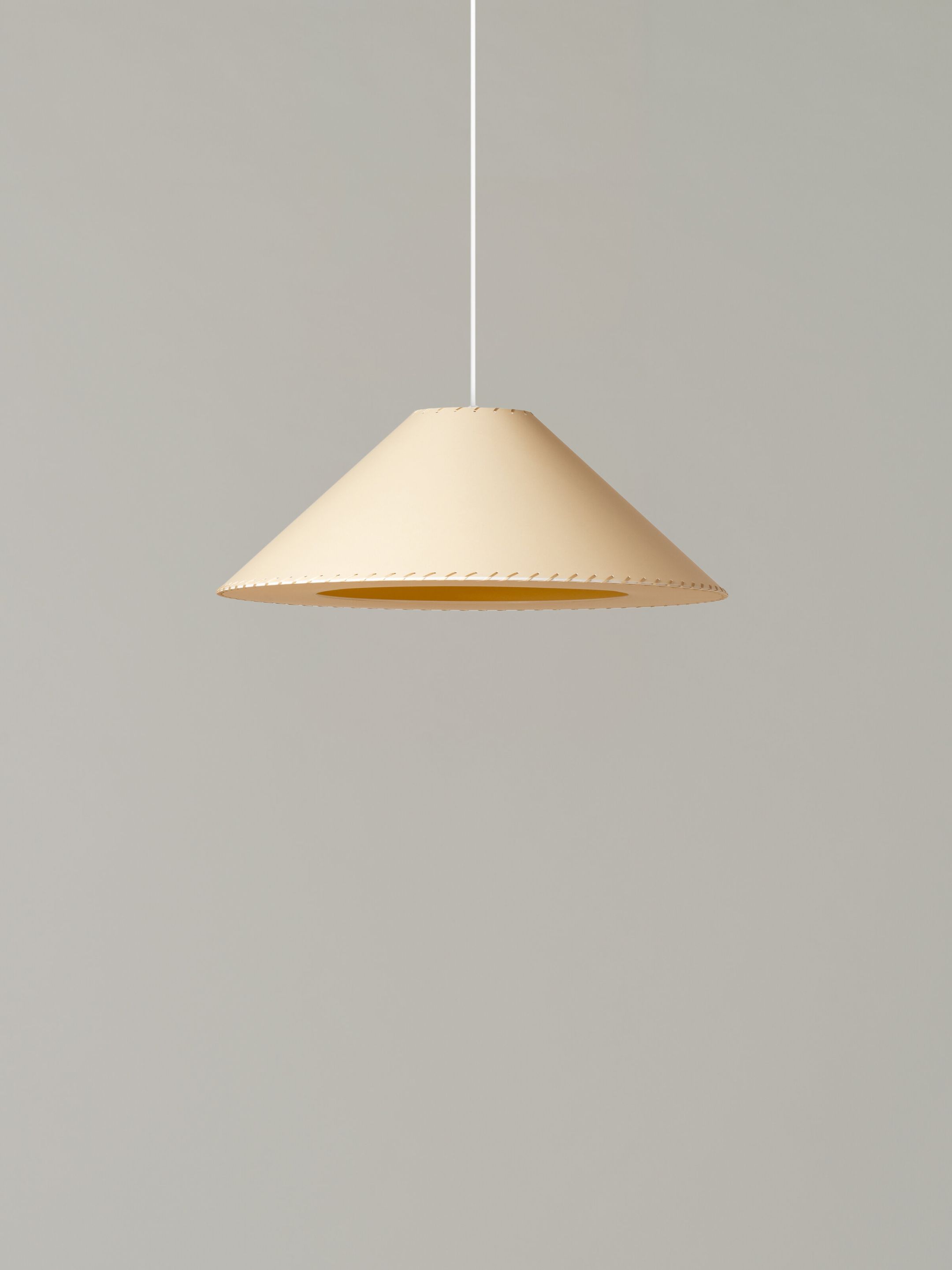 Beige Sísísí Pendelleuchte von Santa & Cole, konisch, modernes Design für Wohnzimmer und Esszimmer.