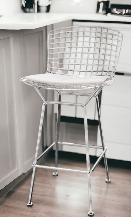 Bertoia Barhocker in Thekenhöhe von Knoll International mit verchromtem Drahtgestell und Sitzkissen.