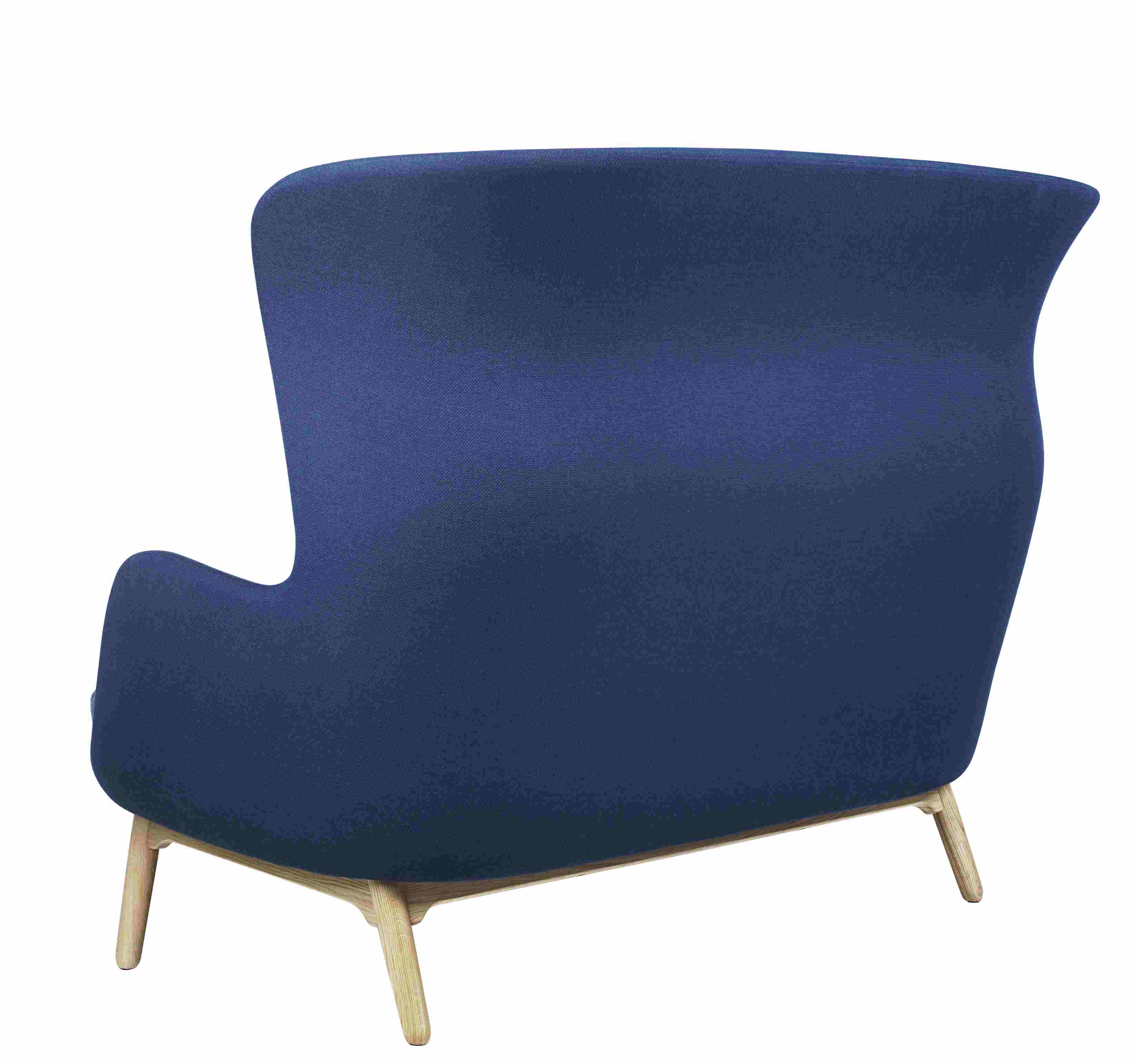 Rückansicht des blauen Ro Sofas von Fritz Hansen, ein 2-Sitzer Designersofa mit Holzfüßen.