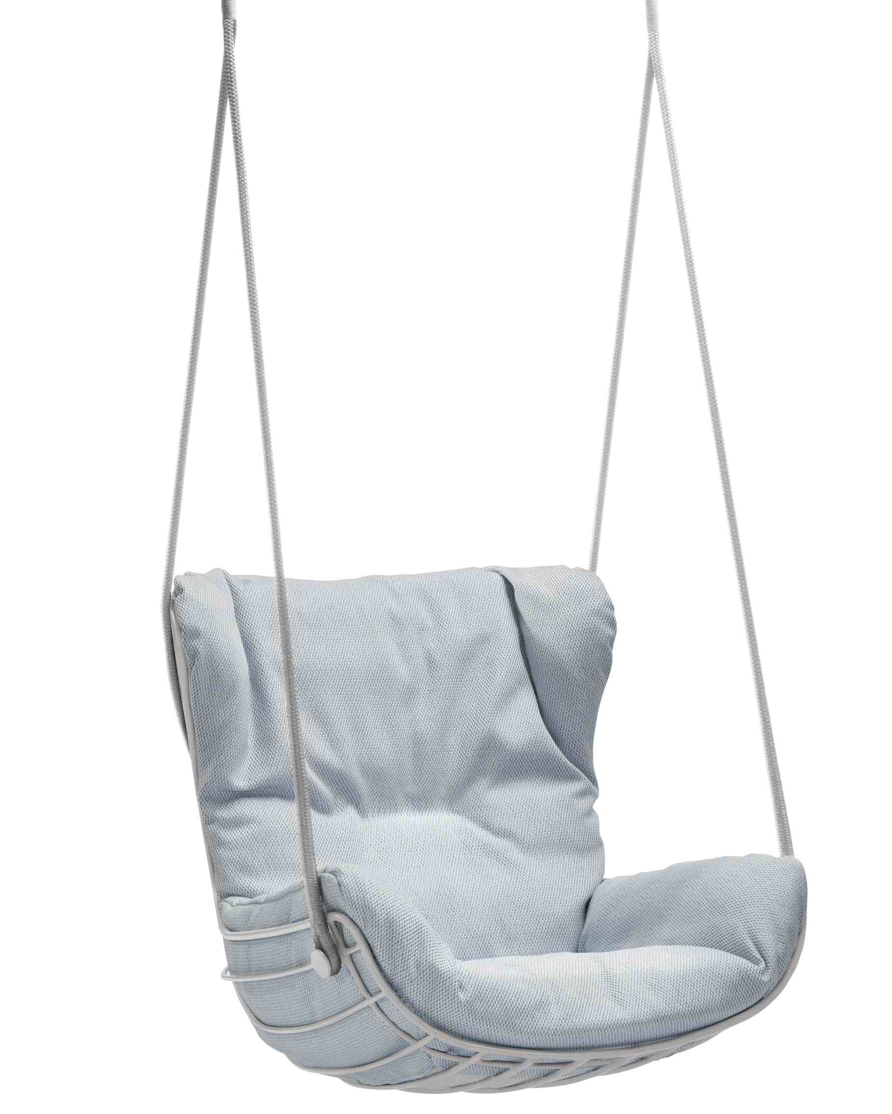 Leyasol Schwingsessel von Freifrau Manufaktur in Hellblau, hängend an Seilen. Bequemer Sessel für entspannte Momente.