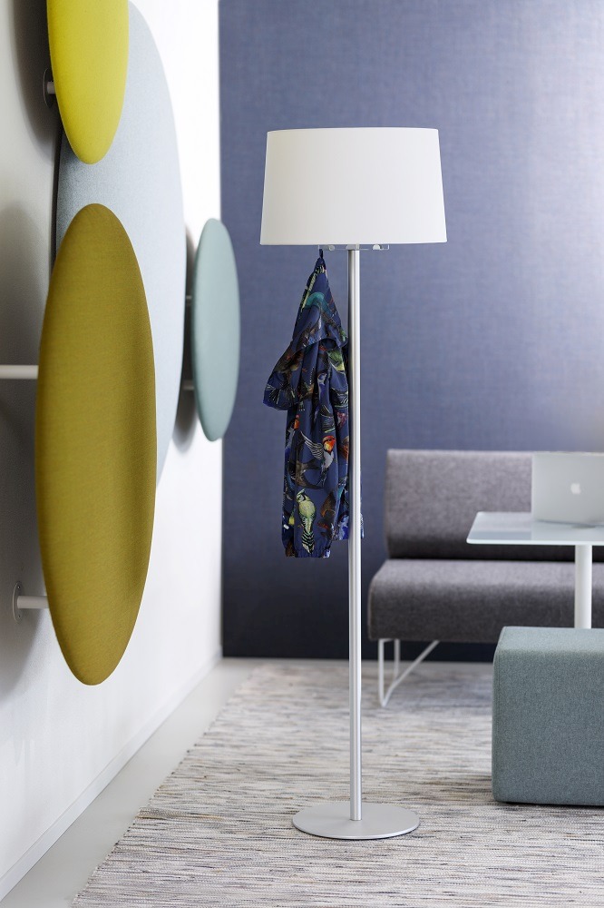 Wandbild mit runden Akustikelementen in Gelb, Blau und Grau. Cascando Pillow Akustikpaneele zur Schallabsorption.