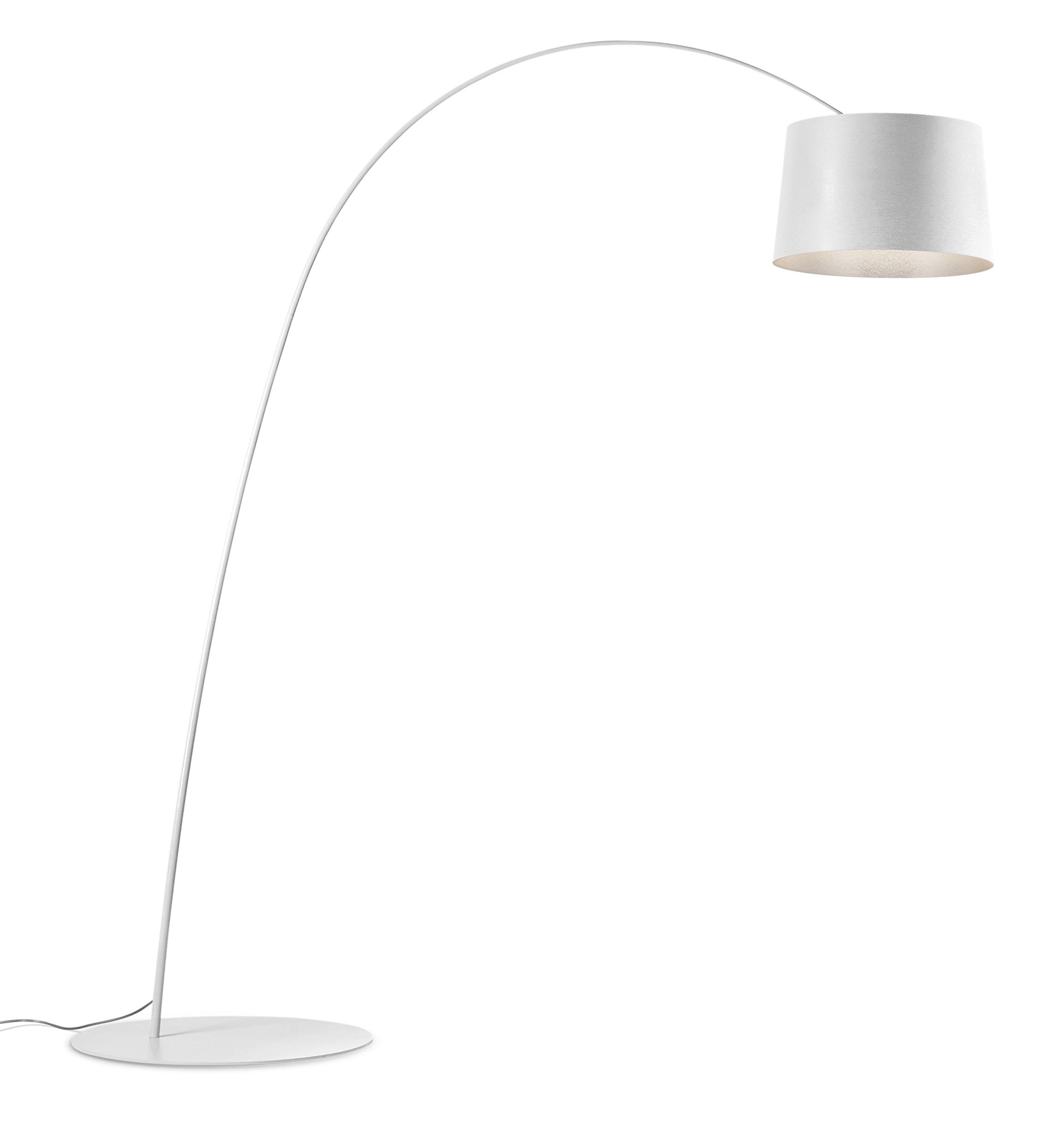 Weiße Twiggy Bogenleuchte von Foscarini: Moderne LED Stehlampe mit elegantem Design für Wohnzimmer und Büro.