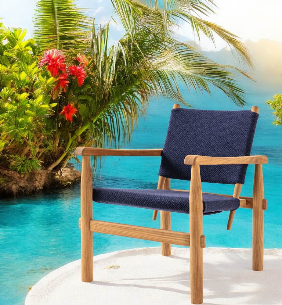 Doron Sessel für den Außenbereich von Cassina: Holzgestell mit blauem Stoffbezug vor tropischer Kulisse.