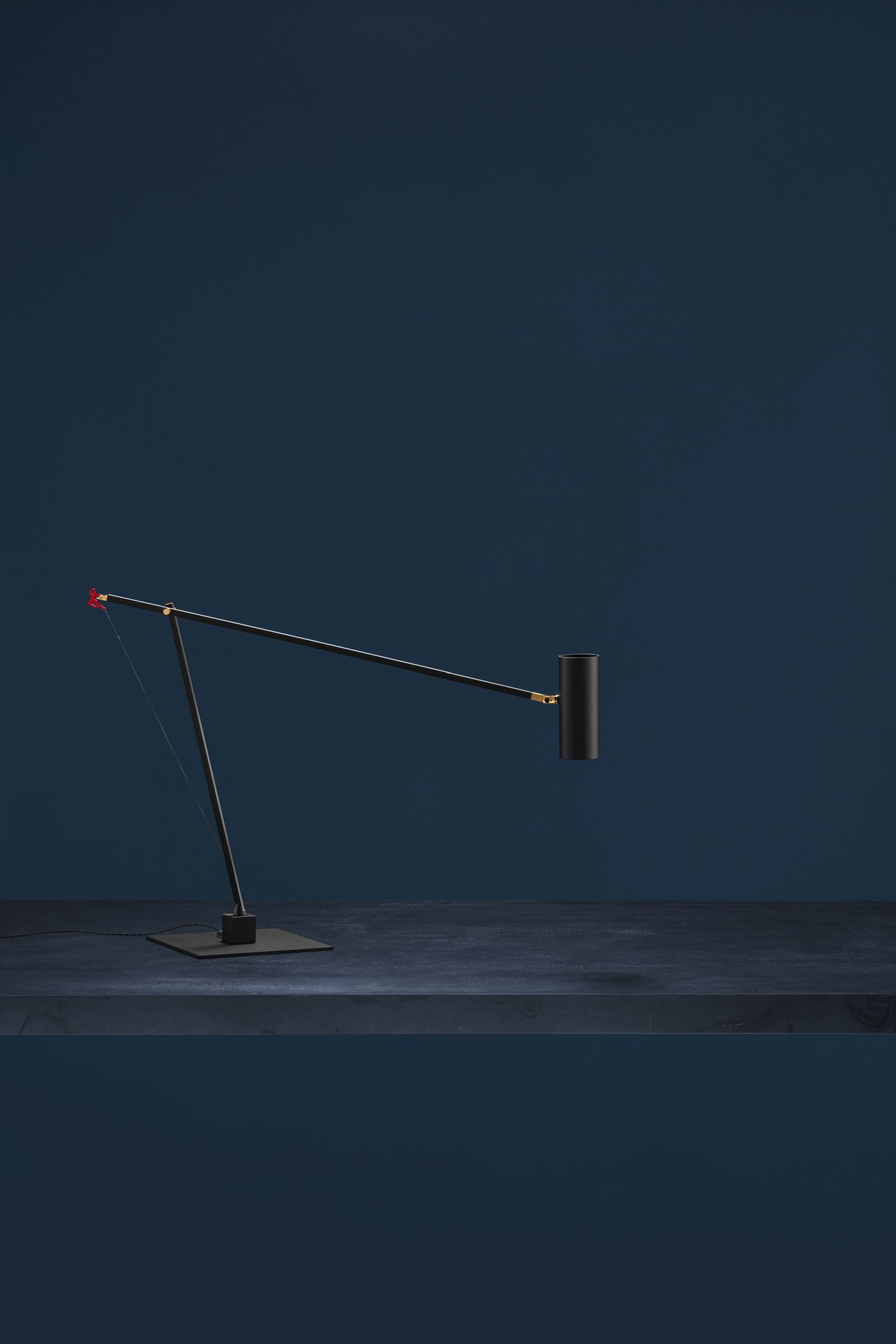 Schwarze Ettorino Tischleuchte von Catellani & Smith mit verstellbarem Arm und minimalistischem Design.