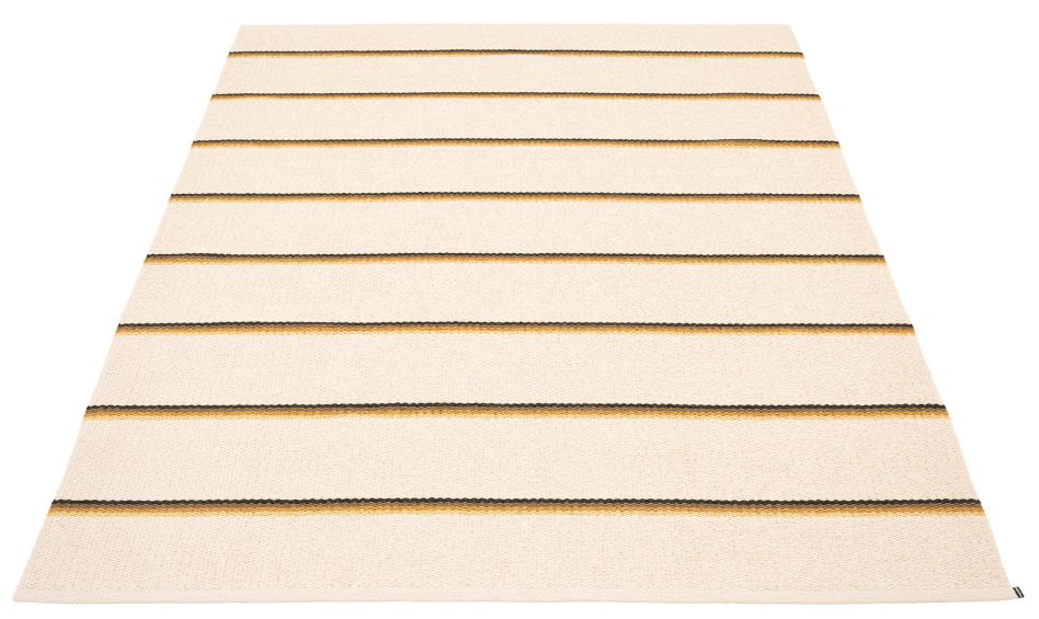 Olle Kunststoffteppich von Pappelina, 180x260 cm, mit beigen und braunen Streifen.