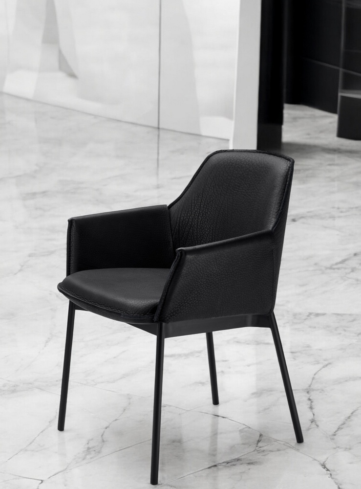 Schwarzer Grace Lounge Chair von Freifrau Manufaktur mit Armlehnen und schlanken Metallbeinen. Moderner Design Stuhl.