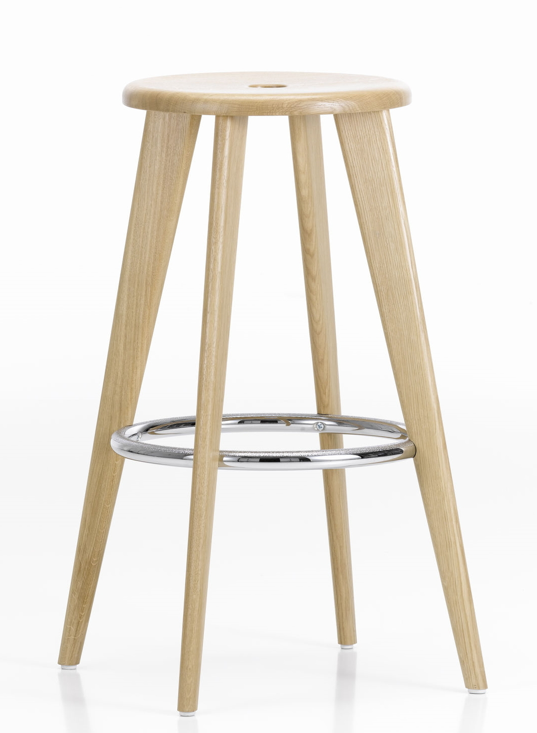 Tabouret Haut Barhocker von Vitra aus Eiche natur mit Fußstütze aus Chrom.