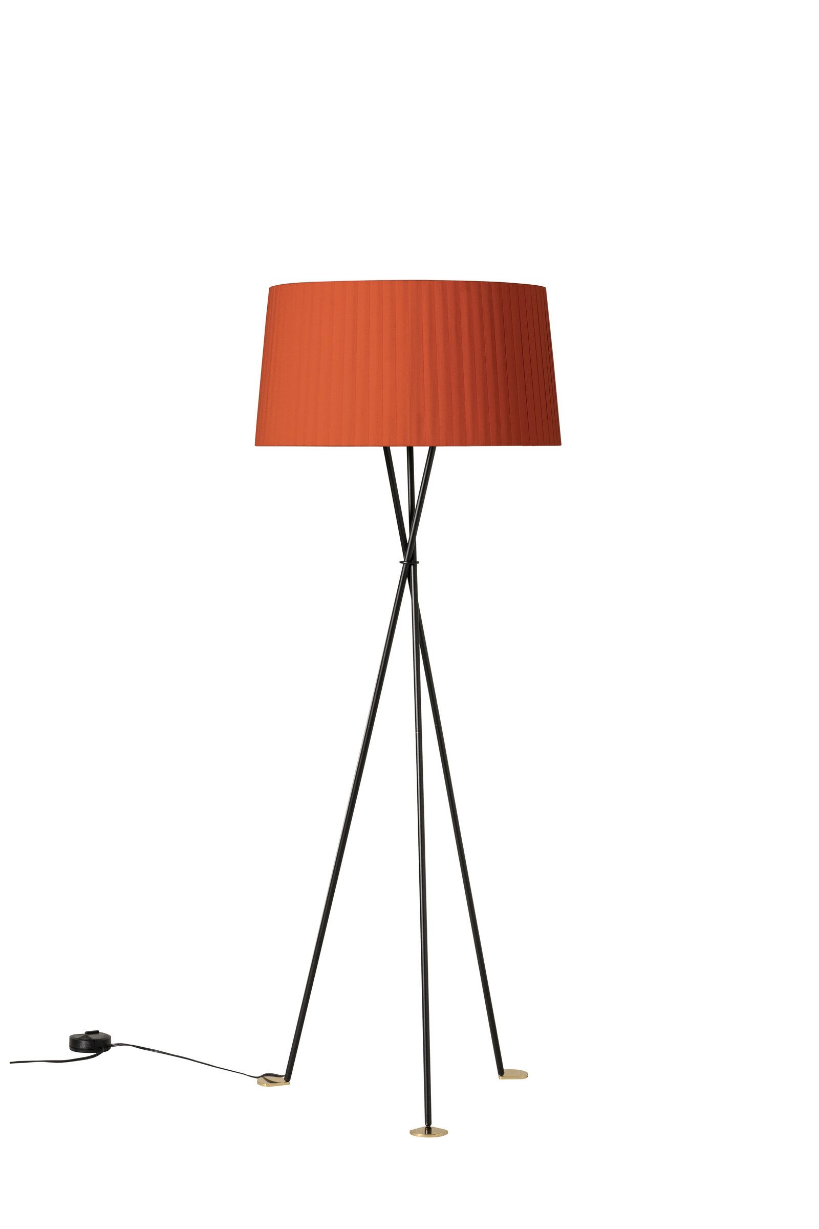 Tripode G5 Stehleuchte von Santa & Cole mit bernsteinfarbenem Lampenschirm und schwarzem Stativfuß.