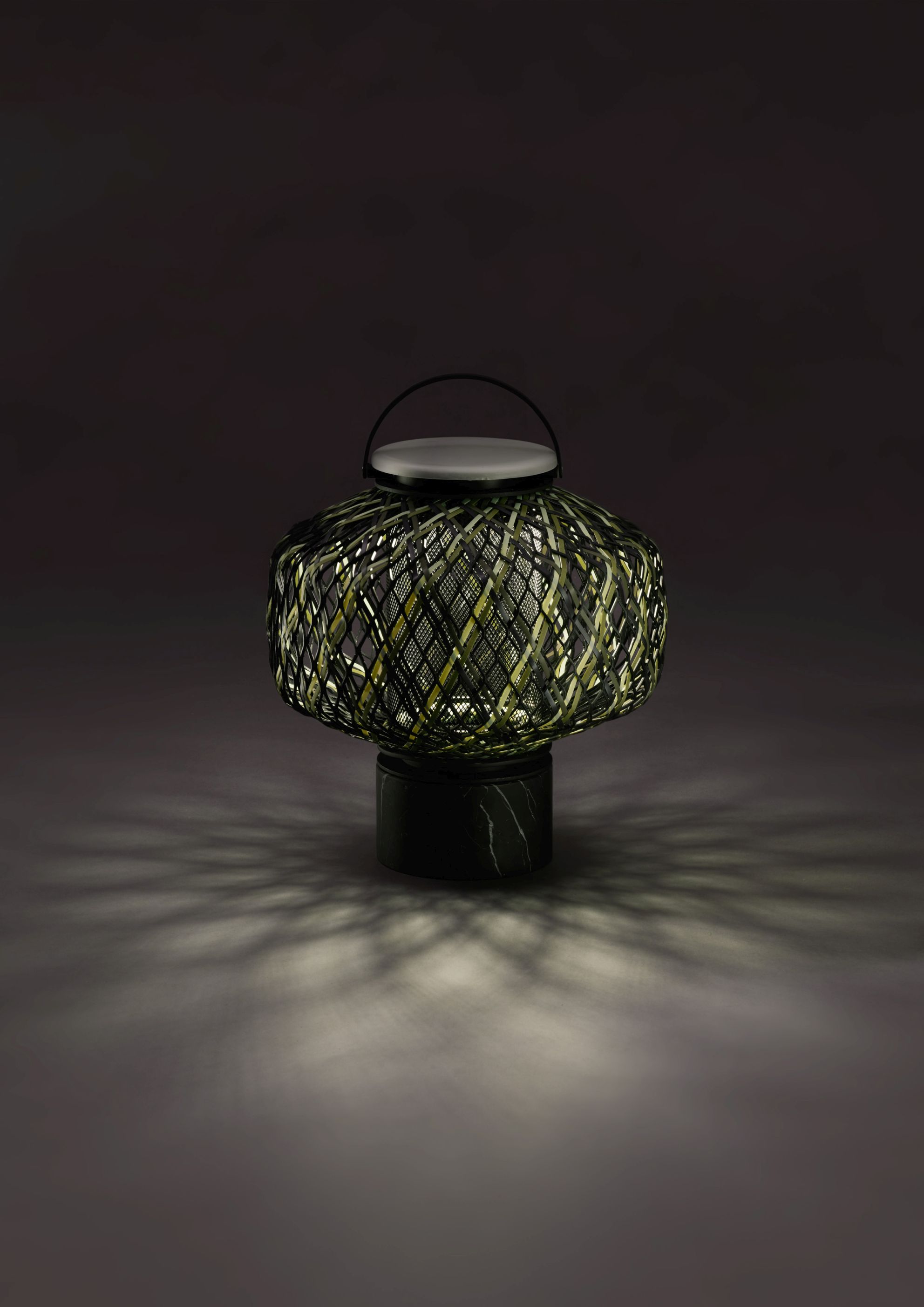 The Others Laterne von Dedon, eine moderne Outdoor-Laterne mit geflochtenem Lampenschirm und Marmorfuß.