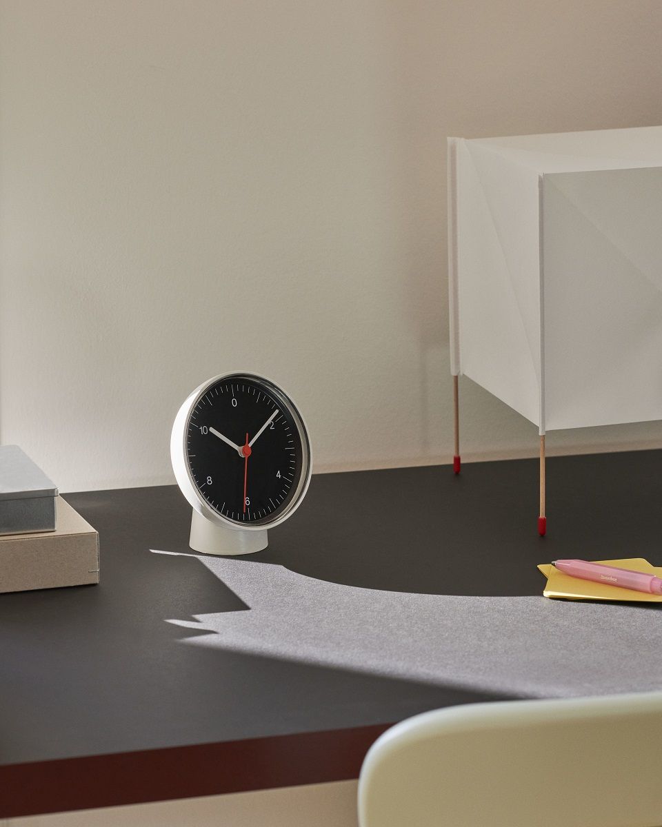 https://www.einrichten-design.de/media/f7/9c/09/1692792860/Hay-Table-Clock-Dual-function-Tischuhr-2.jpg