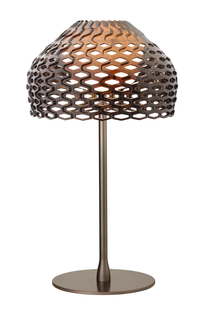 Tatou T1 Tischleuchte von Flos, moderne Nachttischlampe mit bronzefarbenem, gemustertem Lampenschirm und rundem Fuß.