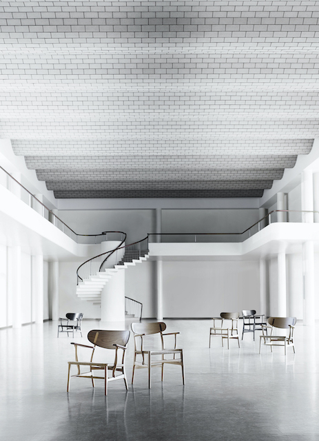 CH22 Lounge Sessel von Carl Hansen & Søn in hellem, modernem Raum mit Treppe.