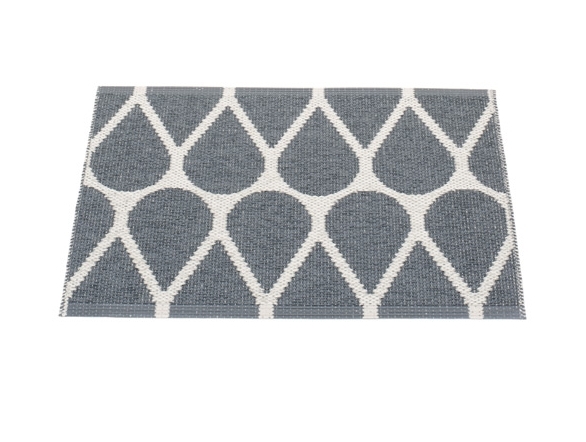 Grauer Otis Kunststoffteppich von Pappelina (70x50 cm) mit weißem Tropfenmuster, ideal für Küche und Bad.