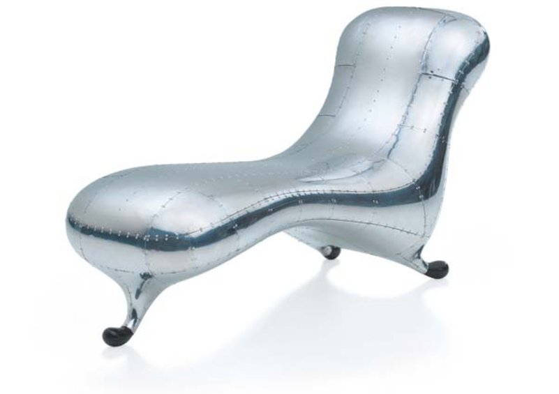 Silberne Lockheed Lounge Miniatur von Vitra, eine moderne Designliege mit auffälliger Form.