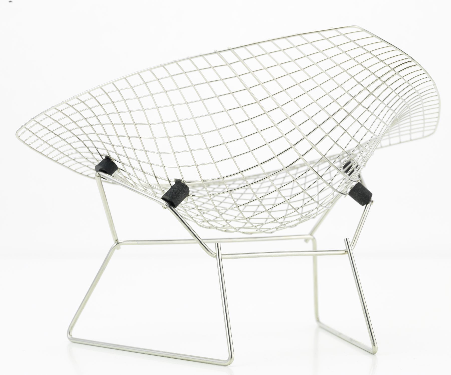 Nahaufnahme des Vitra Diamond Chair Miniatur Stuhls aus verchromtem Drahtgestell. Designklassiker.