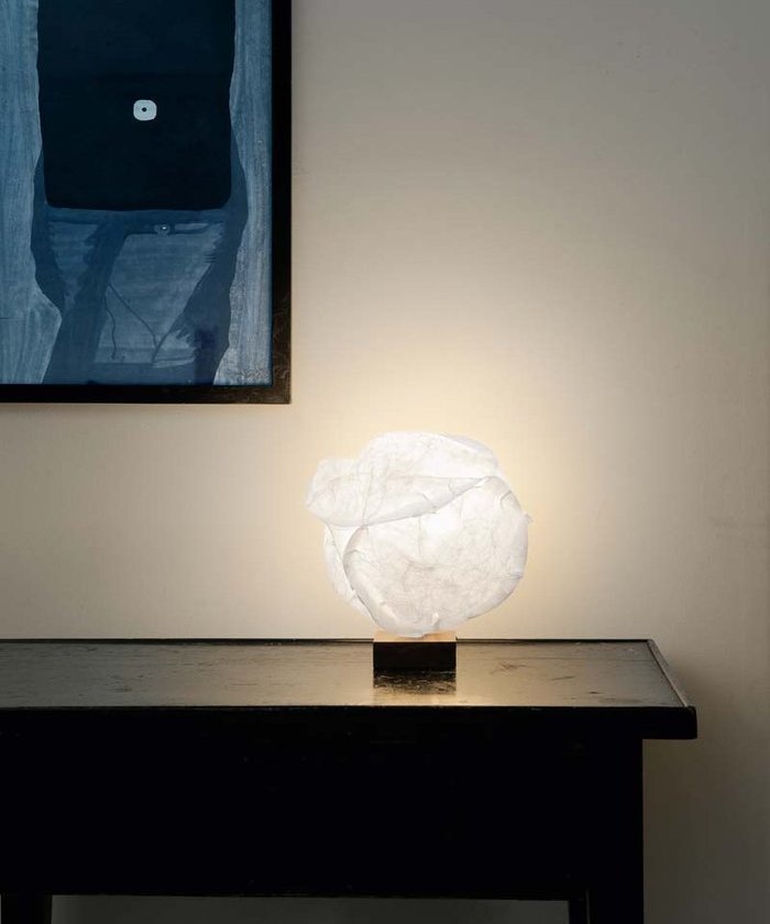 Babycloud Tischleuchte von Belux auf einem Tisch, abstraktes Design, weiches Licht, moderne Lampe.