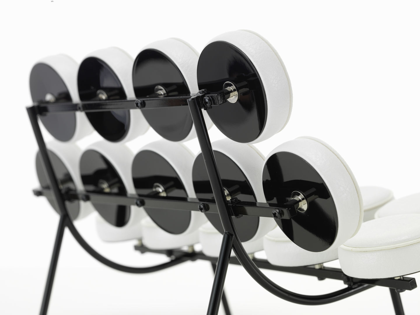 Detailaufnahme des Marshmallow Sofas, ein Designklassiker mit weißen, runden Polstern und schwarzem Gestell.