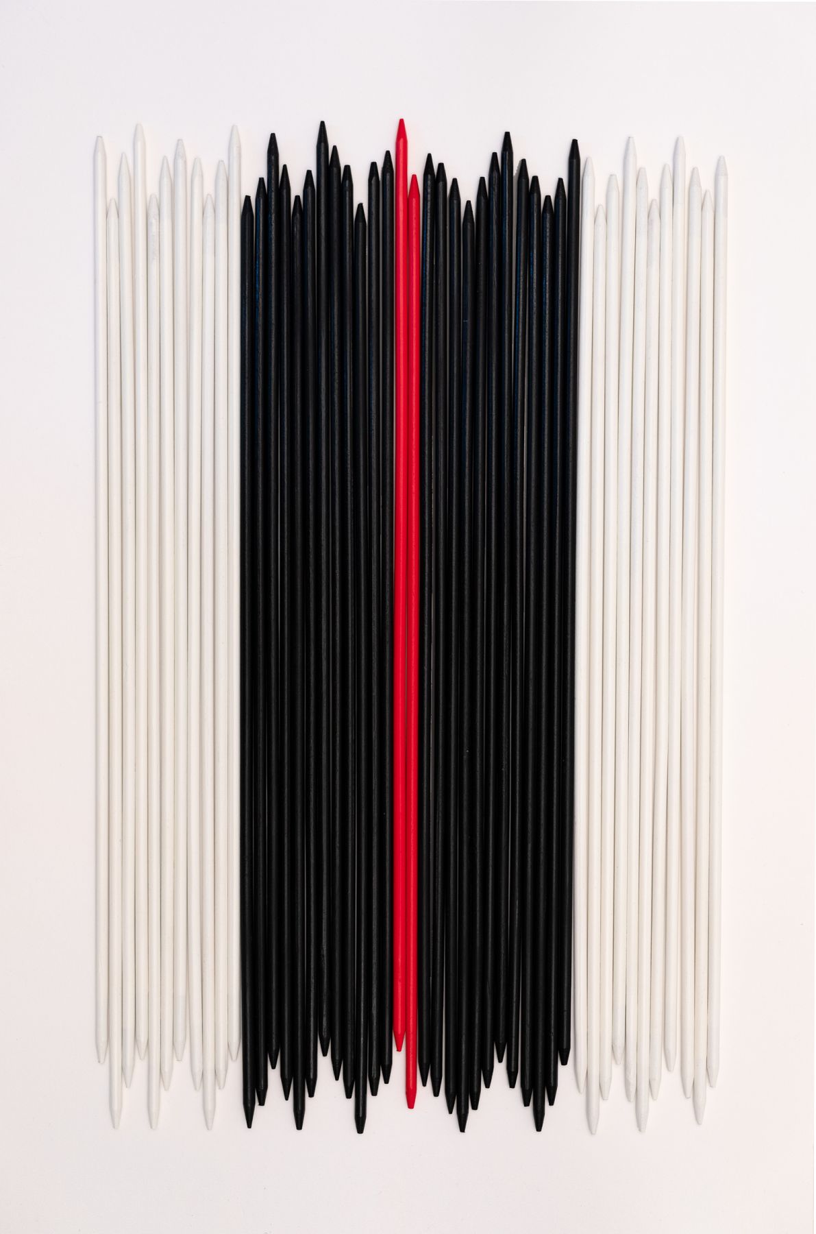 Pic-A-Stic Pendelleuchte von Ingo Maurer: Detailaufnahme der Stäbe in Weiß, Schwarz und Rot. Designlampe.