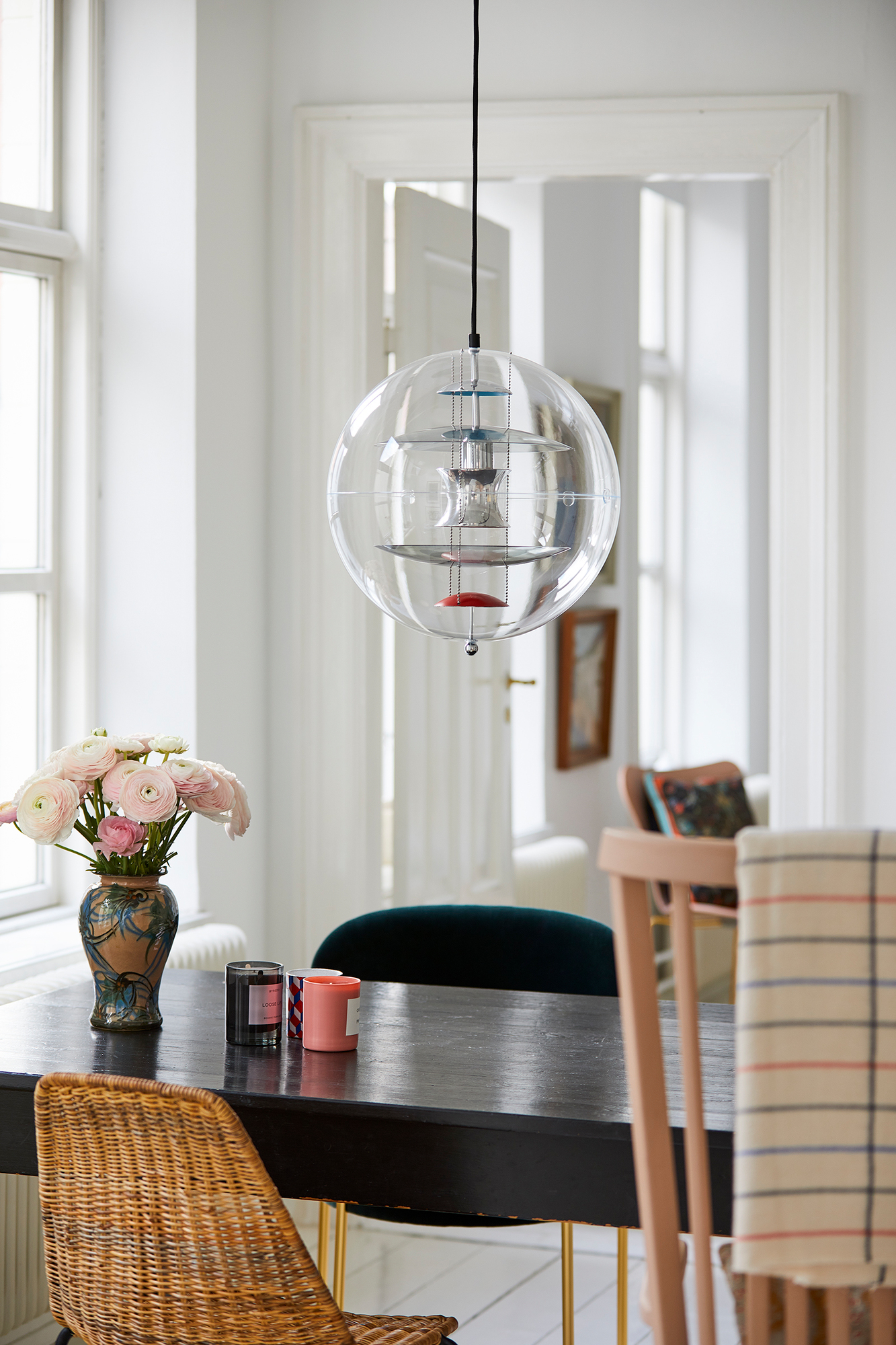 VP Globe Pendelleuchte von Verpan über Esstisch mit Blumen und Stühlen, modernes dänisches Design.