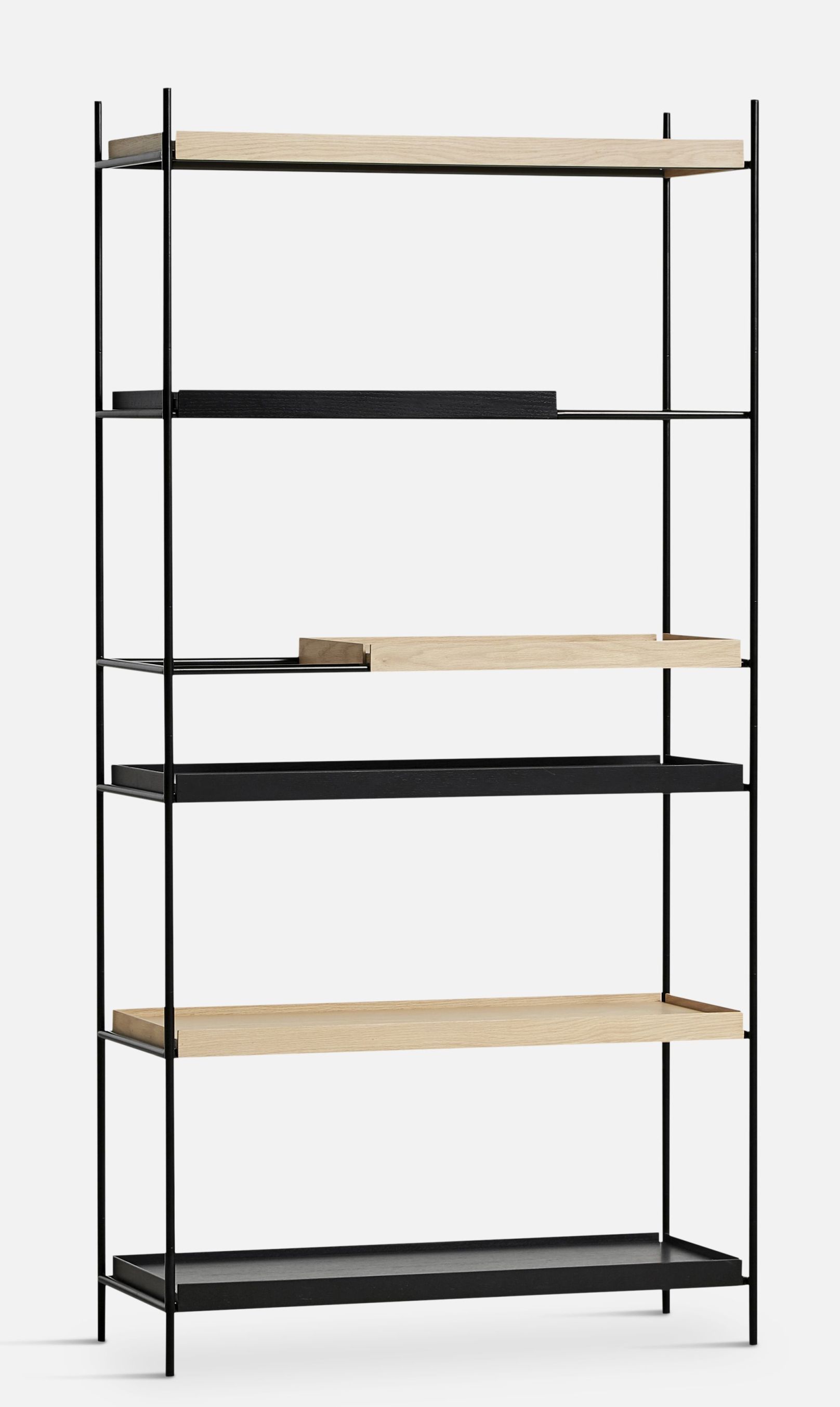 Tray Regal Hoch von Woud, modernes Bücherregal mit schwarzen Metallrahmen und Ablagen aus Eiche.
