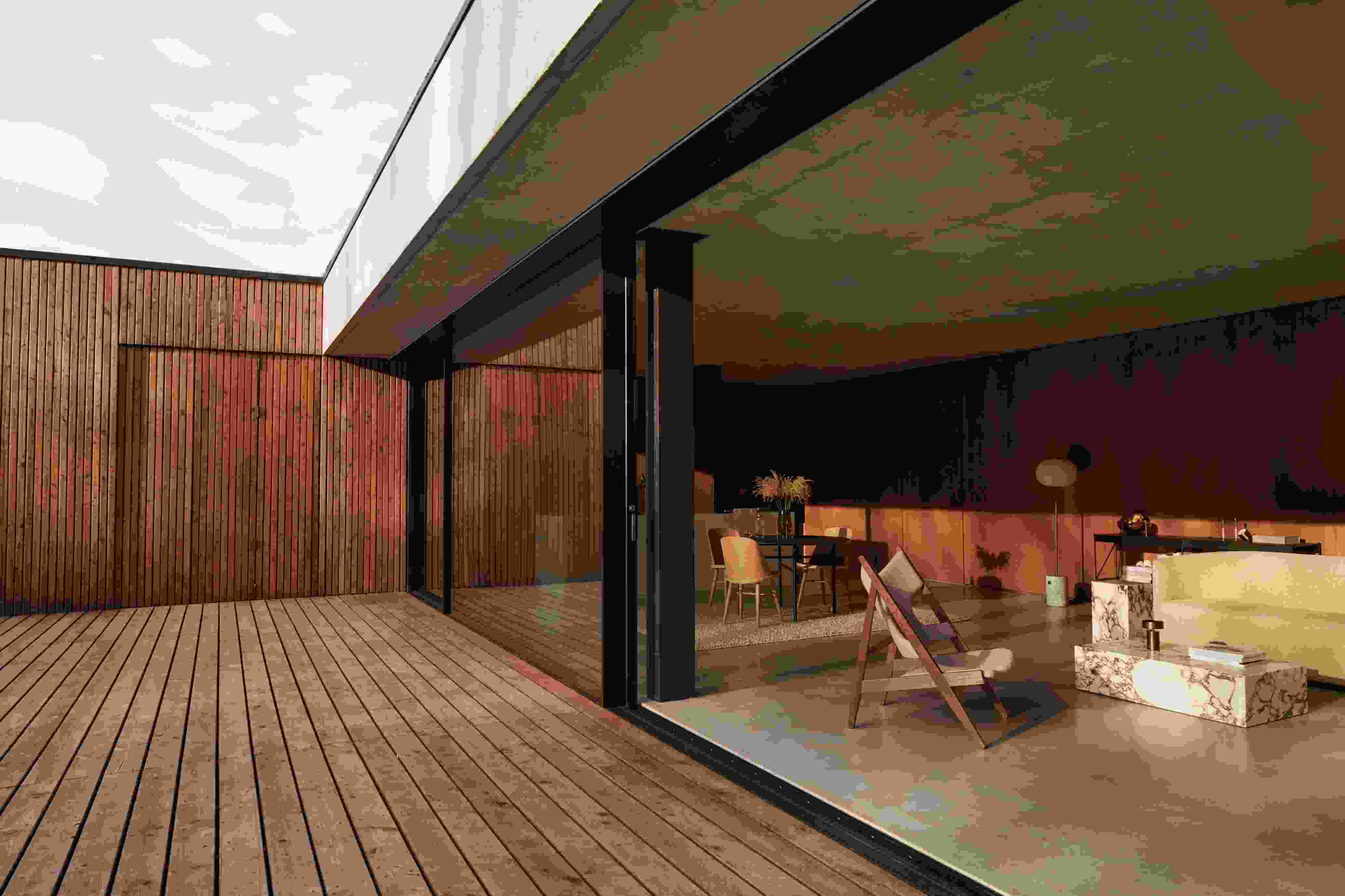 Heller Wohnraum mit Audo Plinth Low Beistelltisch aus Marmor, als Couchtisch genutzt.