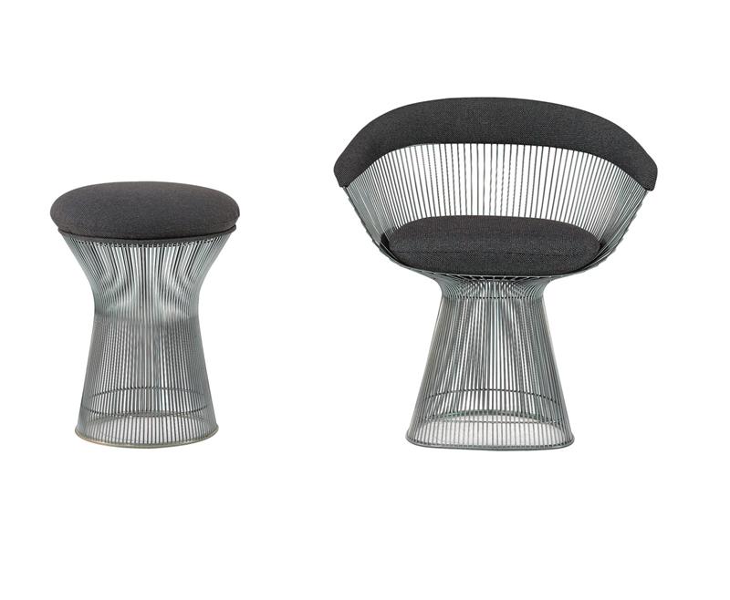 Platner Sessel von Knoll International und passender Hocker mit grauem Bezug und Drahtgestell.