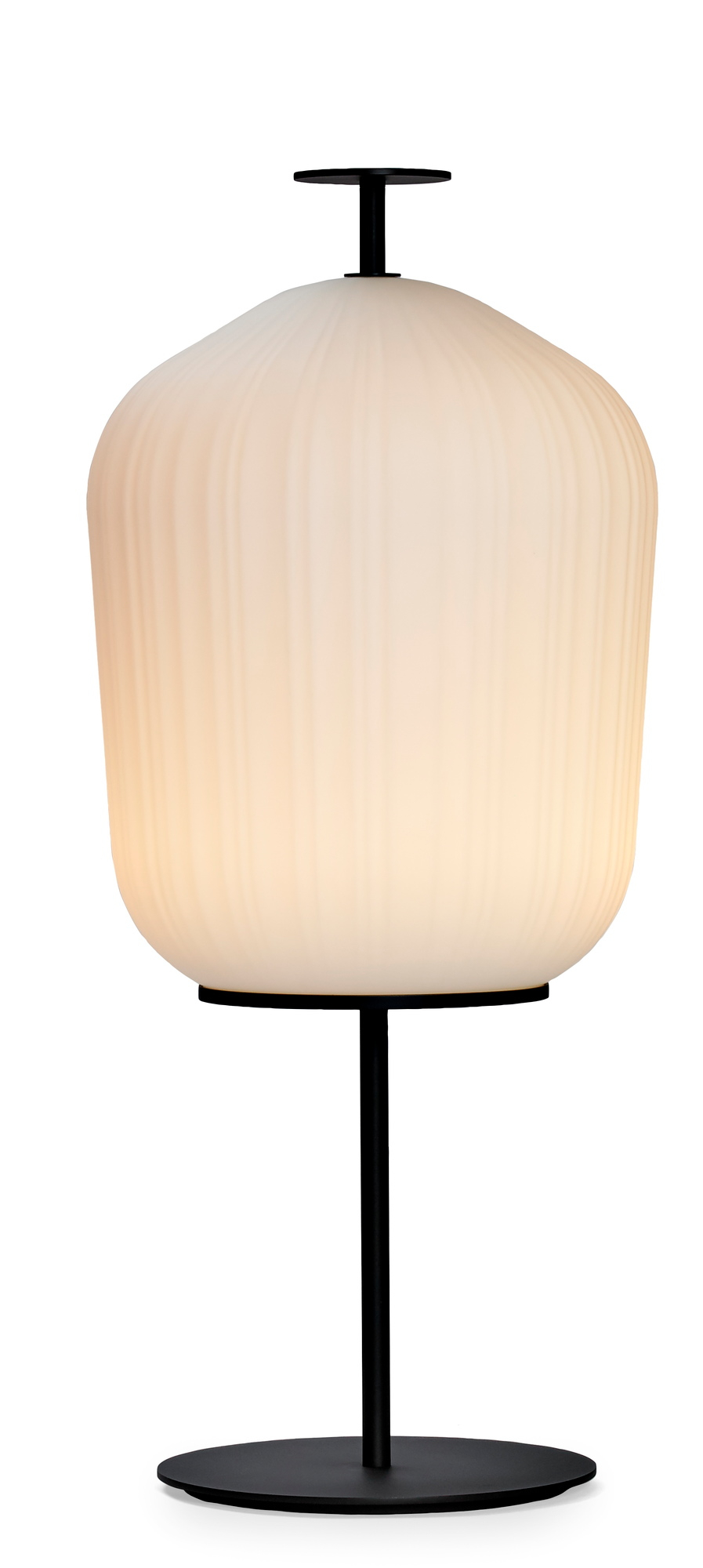 ClassiCon Plissée Stehleuchte: Elegante Stehlampe mit plissiertem Lampenschirm und schwarzem Metallfuß.
