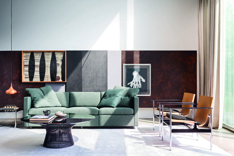 Wohnzimmer mit grünem Sofa und zwei Pollock Sesseln von Knoll International im modernen Design.