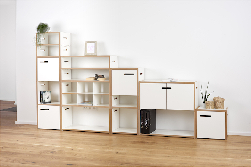 Tojo Halbstark Regalsystem: Modulares Regal mit weißen Türen und Fächern, modernes Wohnzimmer Design.