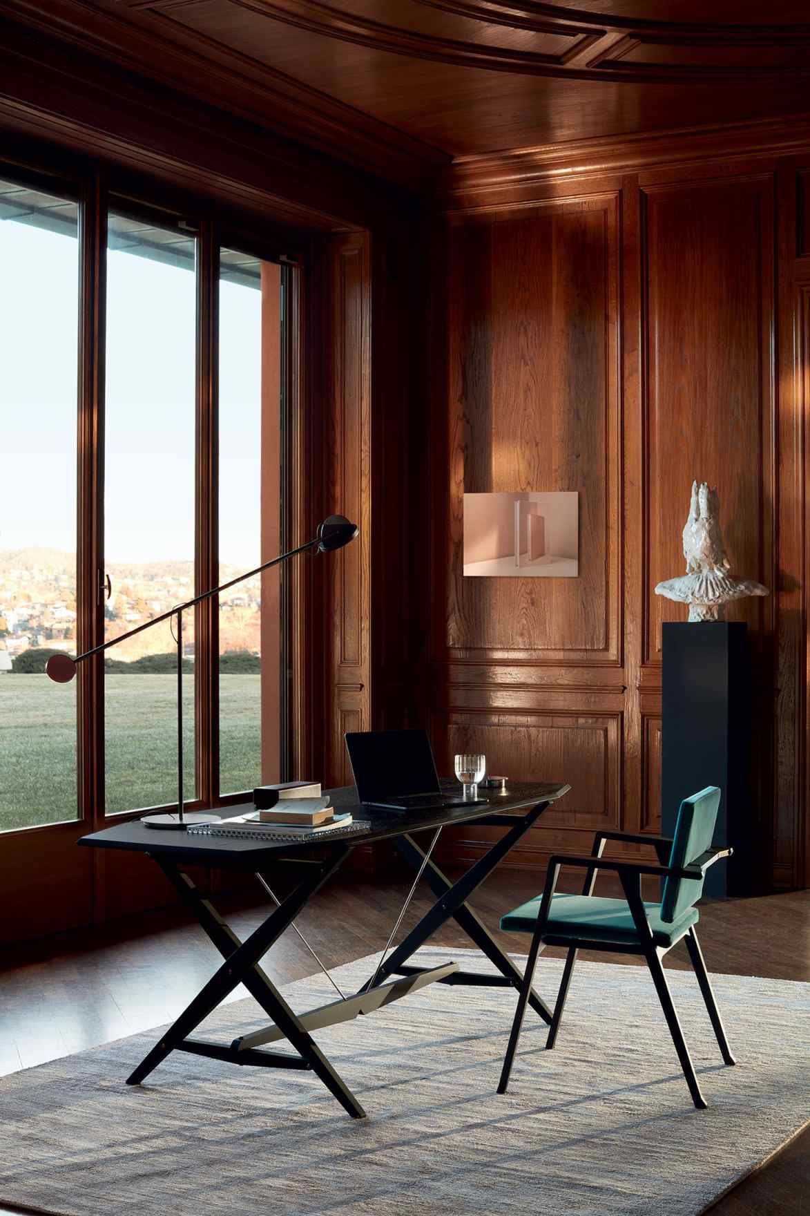 Schwarzer Cassina Cavalletto Esstisch mit Laptop und Stuhl in einem eleganten Arbeitszimmer.