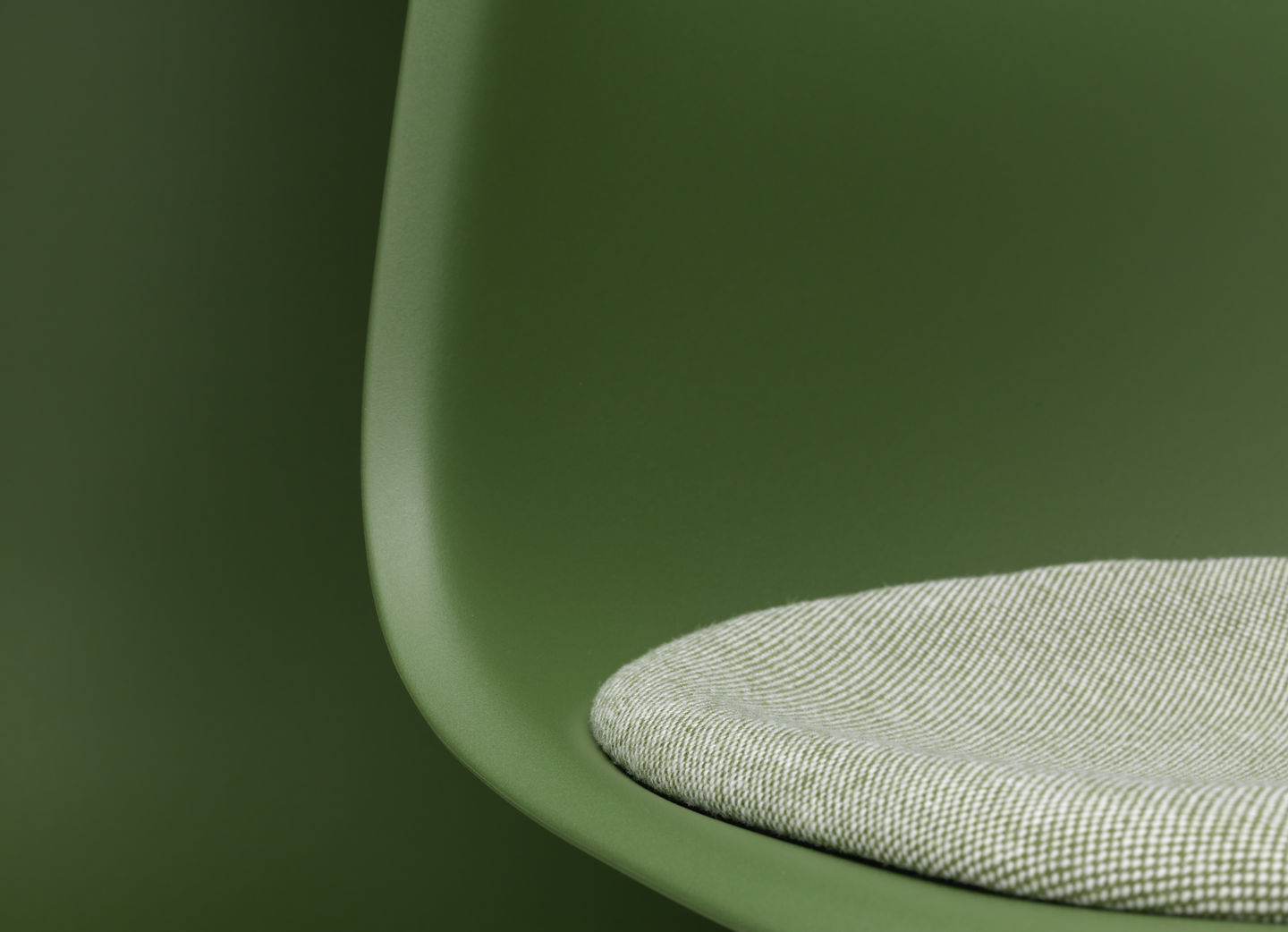 Eames Fiberglass Chair DSR Stuhl mit Sitzpolster Vitra