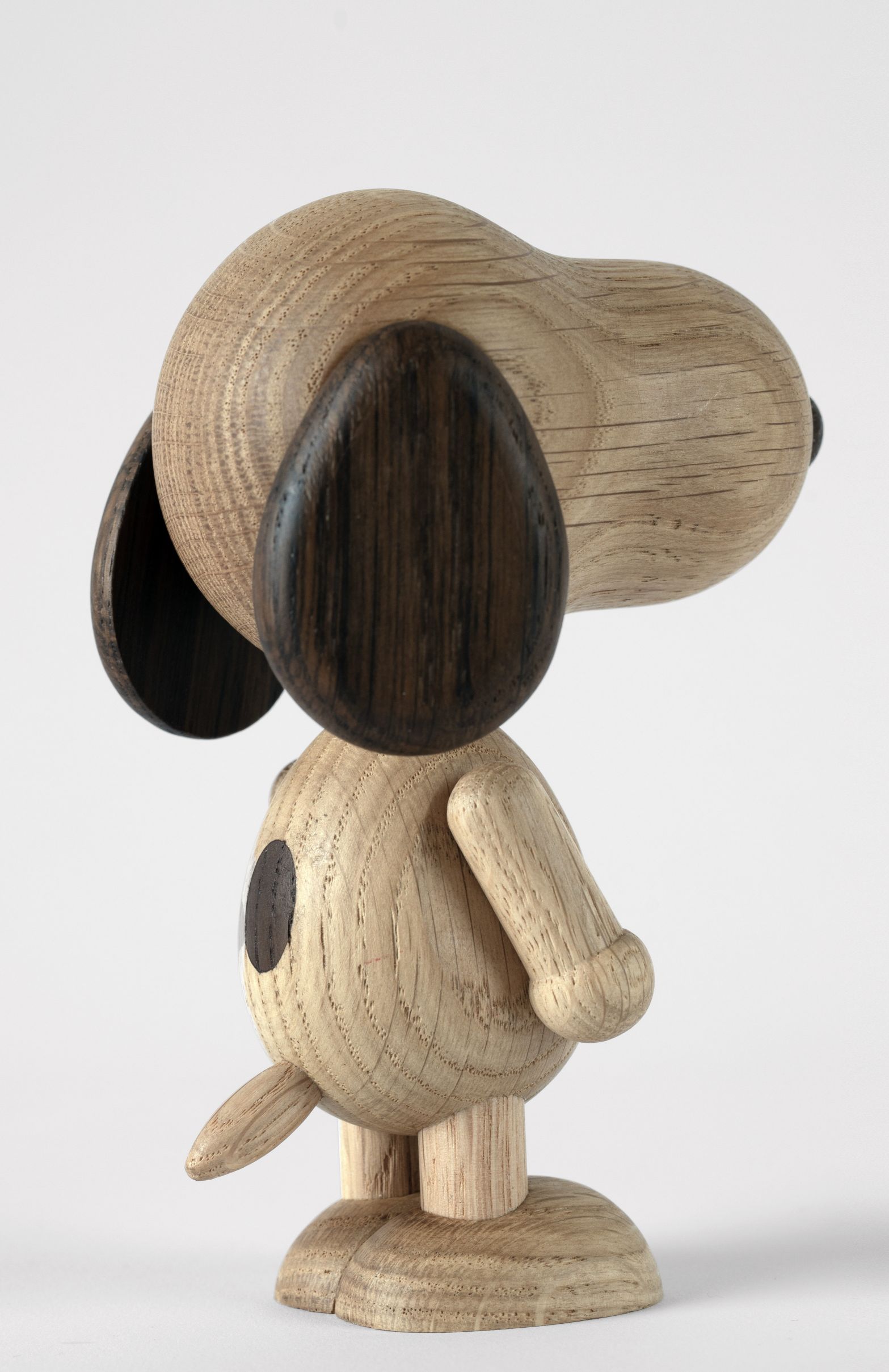 Snoopy Holzfigur von Boyhood aus Eiche, kleine Ausführung, Seitenansicht. Dekoratives Holzspielzeug.